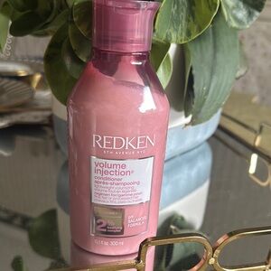 Redken Volume Injection Conditioner in Pink